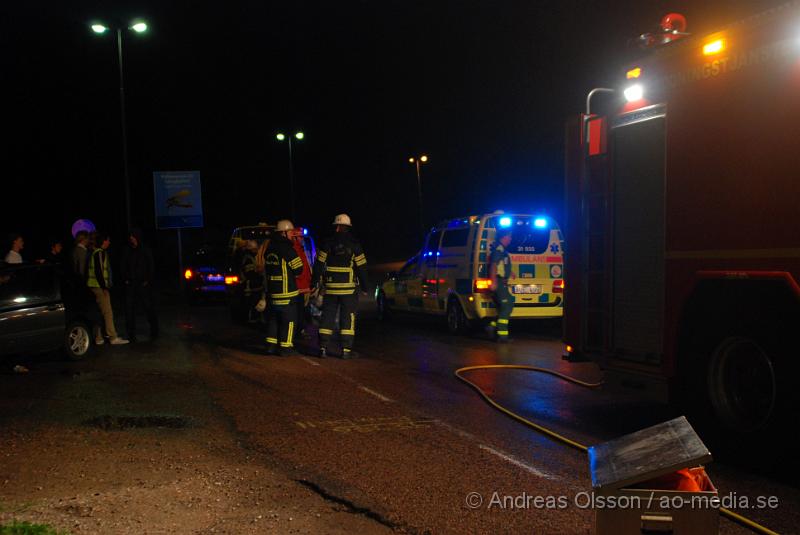 DSC_2086.JPG - Vid 21:50 larmades räddningstjänst, ambulans och polis till en trafikolycka i ljungbyhed där en personbil voltat i en kurva. Person skadorna är oklara men en eller flera personer fördes med ambulans till sjukhuset.