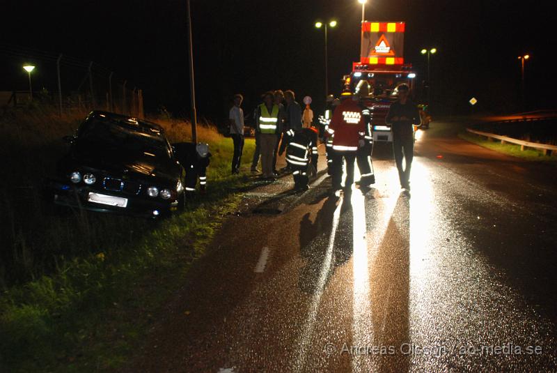 DSC_2096.JPG - Vid 21:50 larmades räddningstjänst, ambulans och polis till en trafikolycka i ljungbyhed där en personbil voltat i en kurva. Person skadorna är oklara men en eller flera personer fördes med ambulans till sjukhuset.