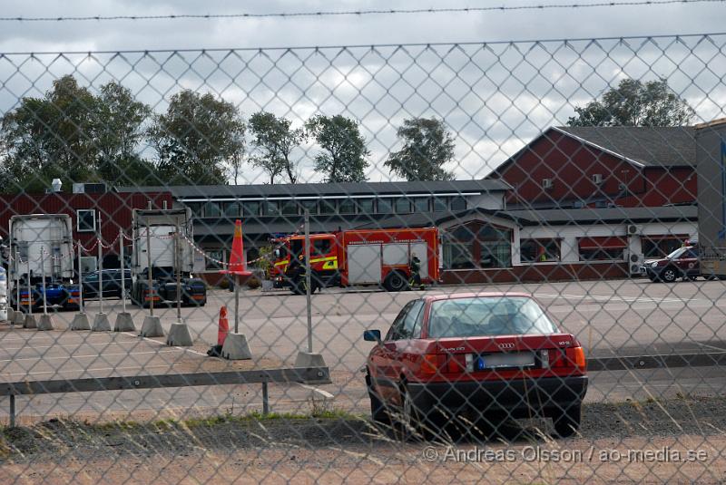 DSC_2101.JPG - Vid 12,45 tiden larmades en större räddningsstyrka till ett åkeri i Ljungbyhed där man haft en explosion i en acetylentub. Som spred sig till slangar och intilliggande saker. Branden släcktes ner och ingen person ska ha skadats i olyckan.