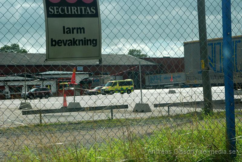 DSC_2105.JPG - Vid 12,45 tiden larmades en större räddningsstyrka till ett åkeri i Ljungbyhed där man haft en explosion i en acetylentub. Som spred sig till slangar och intilliggande saker. Branden släcktes ner och ingen person ska ha skadats i olyckan.