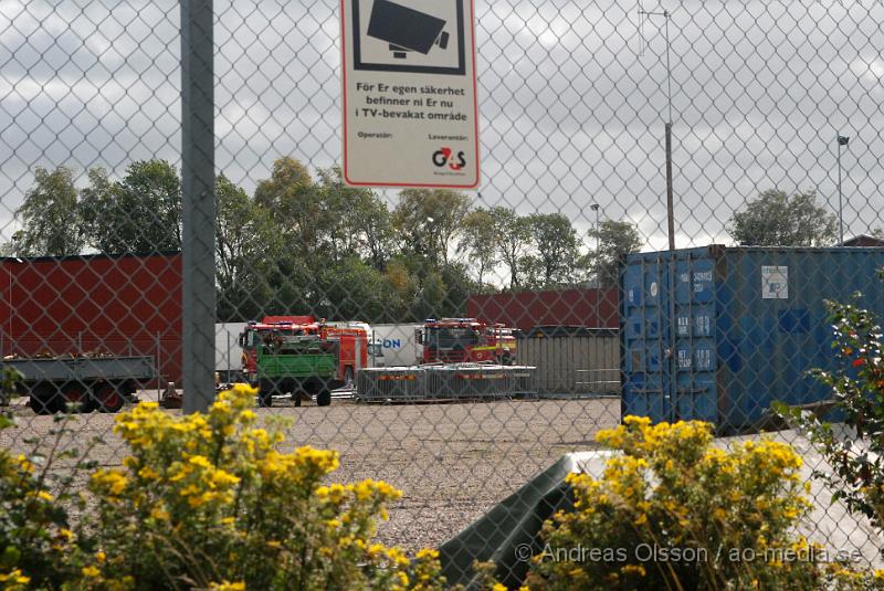 DSC_2109.JPG - Vid 12,45 tiden larmades en större räddningsstyrka till ett åkeri i Ljungbyhed där man haft en explosion i en acetylentub. Som spred sig till slangar och intilliggande saker. Branden släcktes ner och ingen person ska ha skadats i olyckan.