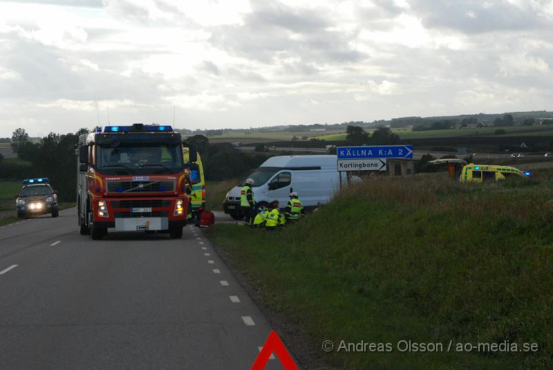 DSC_2110.JPG - Räddningstjänst, Ambulans och polis larmades vid 16 tiden till en trafikolycka där en motorcyklist kört av vägen. Det är oklart hur skadad föraren blev men personen är förd med ambulans till sjukhus.