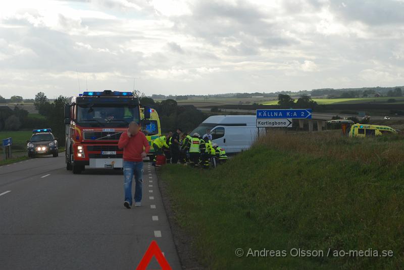 DSC_2113.JPG - Räddningstjänst, Ambulans och polis larmades vid 16 tiden till en trafikolycka där en motorcyklist kört av vägen. Det är oklart hur skadad föraren blev men personen är förd med ambulans till sjukhus.