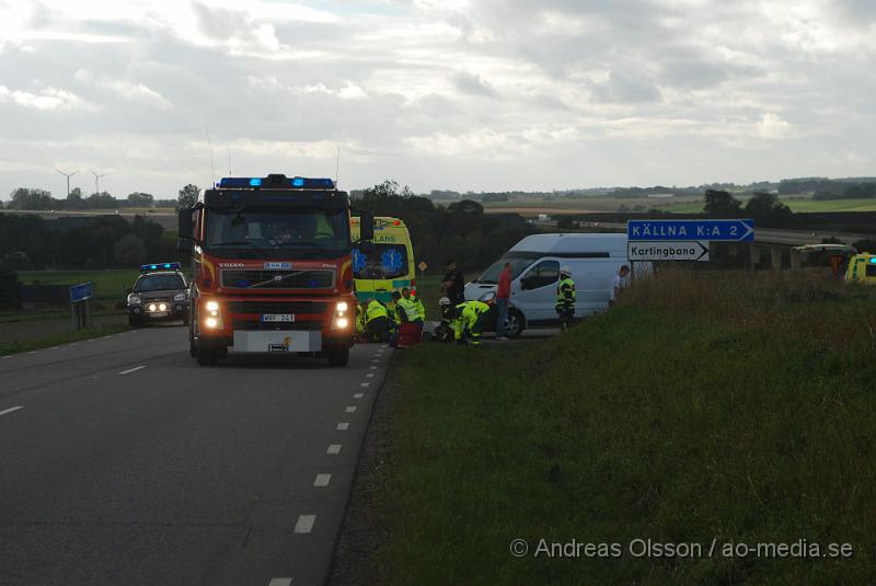 DSC_2114.JPG - Räddningstjänst, Ambulans och polis larmades vid 16 tiden till en trafikolycka där en motorcyklist kört av vägen. Det är oklart hur skadad föraren blev men personen är förd med ambulans till sjukhus.