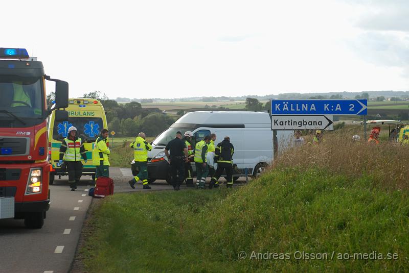 DSC_2117.JPG - Räddningstjänst, Ambulans och polis larmades vid 16 tiden till en trafikolycka där en motorcyklist kört av vägen. Det är oklart hur skadad föraren blev men personen är förd med ambulans till sjukhus.