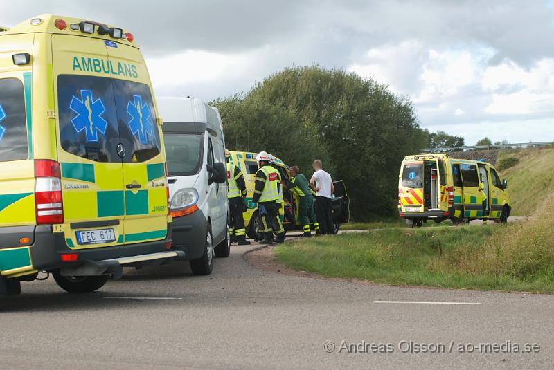 DSC_2122.JPG - Räddningstjänst, Ambulans och polis larmades vid 16 tiden till en trafikolycka där en motorcyklist kört av vägen. Det är oklart hur skadad föraren blev men personen är förd med ambulans till sjukhus.