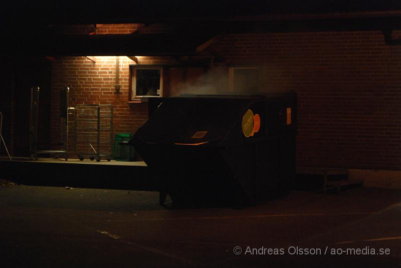 DSC_2499.JPG - Vid 23,14 tiden larmades räddningstjänsten till simhallen i klippan där det brann i en container. Branden släcktes snabbt ner.