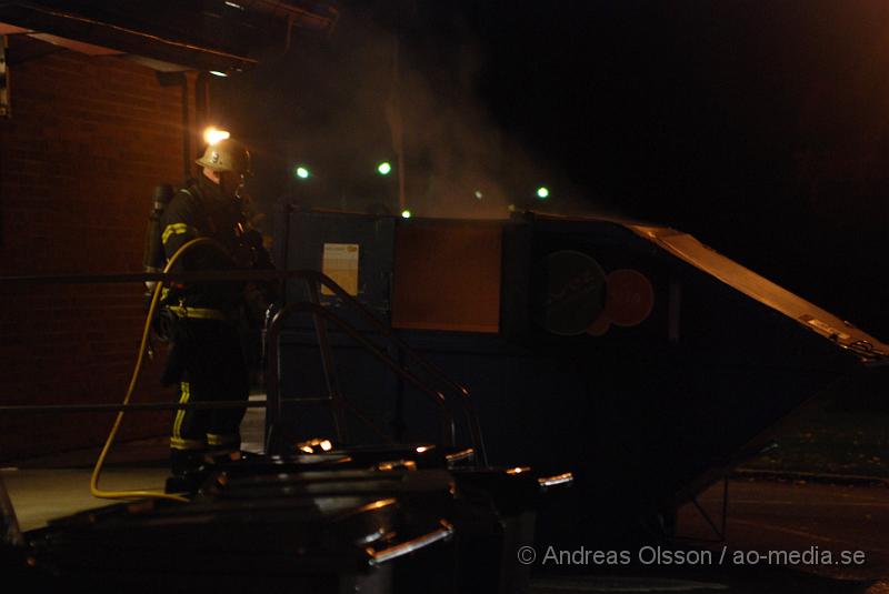 DSC_2503.JPG - Vid 23,14 tiden larmades räddningstjänsten till simhallen i klippan där det brann i en container. Branden släcktes snabbt ner.