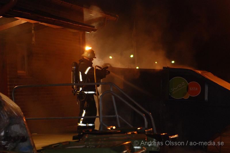 DSC_2504.JPG - Vid 23,14 tiden larmades räddningstjänsten till simhallen i klippan där det brann i en container. Branden släcktes snabbt ner.