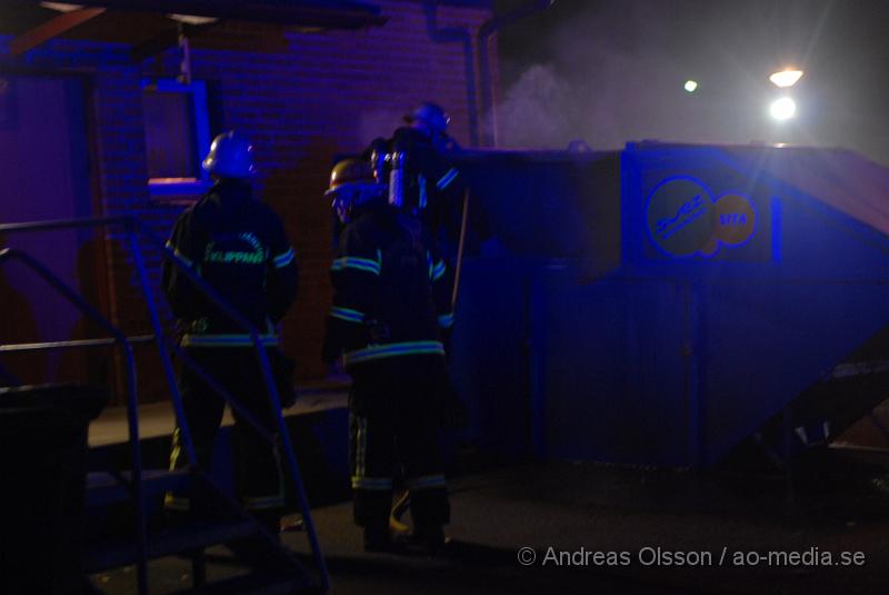 DSC_2506.JPG - Vid 23,14 tiden larmades räddningstjänsten till simhallen i klippan där det brann i en container. Branden släcktes snabbt ner.