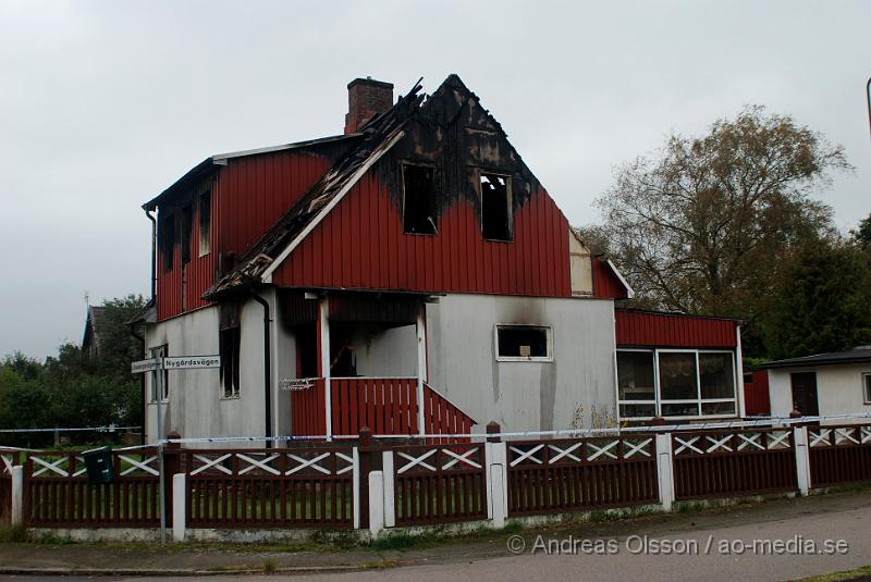 DSC_2448.JPG - Villa som inatt brann i Klippan blev total skadad. Ingen person ska ha kommit till skada. Men en person är gripen misstänkt för att ha anlagt branden.