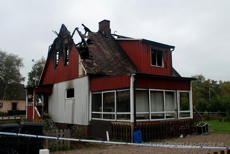 DSC_2449.JPG - Villa som inatt brann i Klippan blev total skadad. Ingen person ska ha kommit till skada. Men en person är gripen misstänkt för att ha anlagt branden.