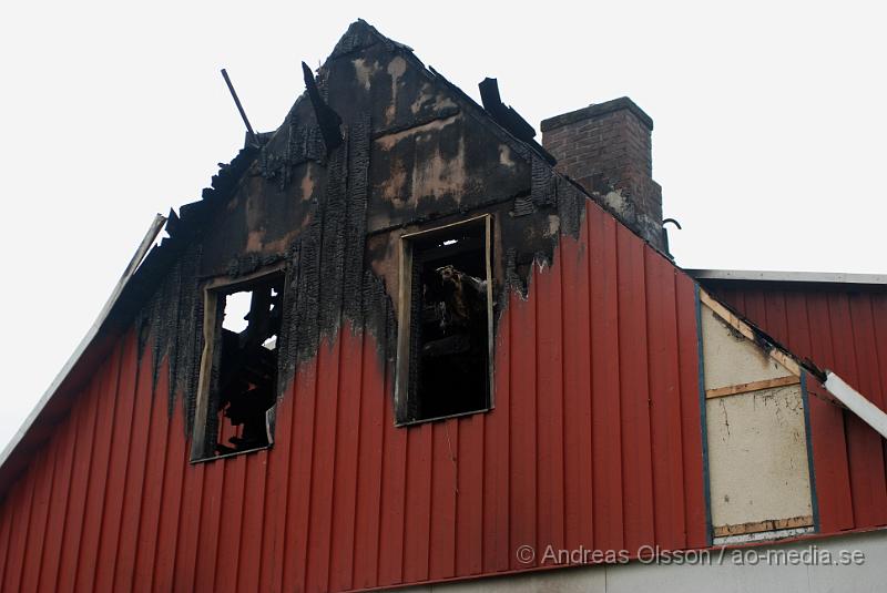 DSC_2450.JPG - Villa som inatt brann i Klippan blev total skadad. Ingen person ska ha kommit till skada. Men en person är gripen misstänkt för att ha anlagt branden.