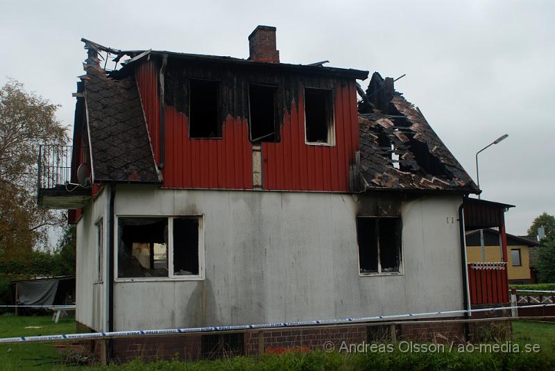 DSC_2453.JPG - Villa som inatt brann i Klippan blev total skadad. Ingen person ska ha kommit till skada. Men en person är gripen misstänkt för att ha anlagt branden.