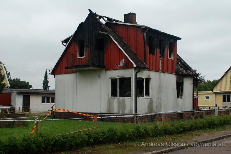 DSC_2454.JPG - Villa som inatt brann i Klippan blev total skadad. Ingen person ska ha kommit till skada. Men en person är gripen misstänkt för att ha anlagt branden.