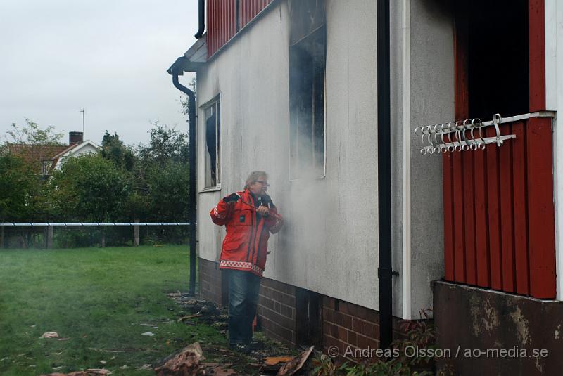 DSC_2464.JPG - Villa som inatt brann i Klippan blev total skadad. Ingen person ska ha kommit till skada. Men en person är gripen misstänkt för att ha anlagt branden.- Räddningstjänsten larmades även två gånger till huset som brann inatt då det rök en del och mindre bränder uppståt. Fast räddningstjänsten dränker huset med vatten så är det svårt att komma åt överallt och det kan ligga små glöder kvar som senare kan fatta eld igen.