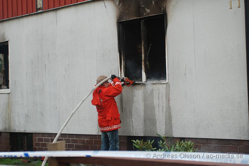 DSC_2481.JPG - Villa som inatt brann i Klippan blev total skadad. Ingen person ska ha kommit till skada. Men en person är gripen misstänkt för att ha anlagt branden.- Räddningstjänsten larmades även två gånger till huset som brann inatt då det rök en del och mindre bränder uppståt. Fast räddningstjänsten dränker huset med vatten så är det svårt att komma åt överallt och det kan ligga små glöder kvar som senare kan fatta eld igen.