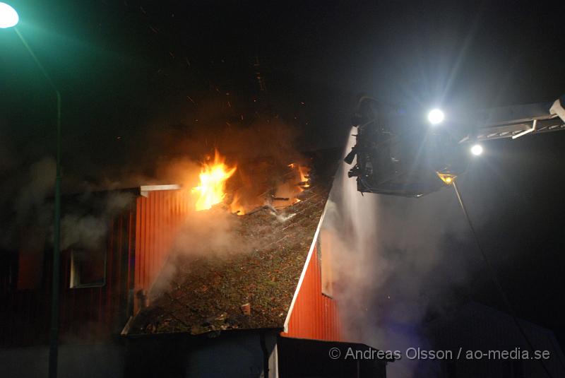 DSC_2434.JPG - Vid 01,30 larmades räddningstjänsten från Klippan,Ljungbyhed och Åstorp samt Ambulans och Polis till lilleskogsvägen i klippan där man hade en fullt utvecklad brand. Villan var övertänd innan räddningstjänsten kom fram till plats. Inledningsvis visste man inte om någon var kvar i huset. Men senare kom ägaren och ingen person ska ha kommit till skada, senare greps en person misstänkt för branden.