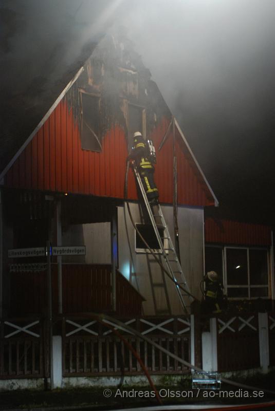 DSC_2441.JPG - Vid 01,30 larmades räddningstjänsten från Klippan,Ljungbyhed och Åstorp samt Ambulans och Polis till lilleskogsvägen i klippan där man hade en fullt utvecklad brand. Villan var övertänd innan räddningstjänsten kom fram till plats. Inledningsvis visste man inte om någon var kvar i huset. Men senare kom ägaren och ingen person ska ha kommit till skada, senare greps en person misstänkt för branden.