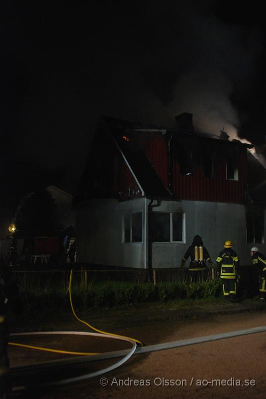 DSC_2446.JPG - Vid 01,30 larmades räddningstjänsten från Klippan,Ljungbyhed och Åstorp samt Ambulans och Polis till lilleskogsvägen i klippan där man hade en fullt utvecklad brand. Villan var övertänd innan räddningstjänsten kom fram till plats. Inledningsvis visste man inte om någon var kvar i huset. Men senare kom ägaren och ingen person ska ha kommit till skada, senare greps en person misstänkt för branden.