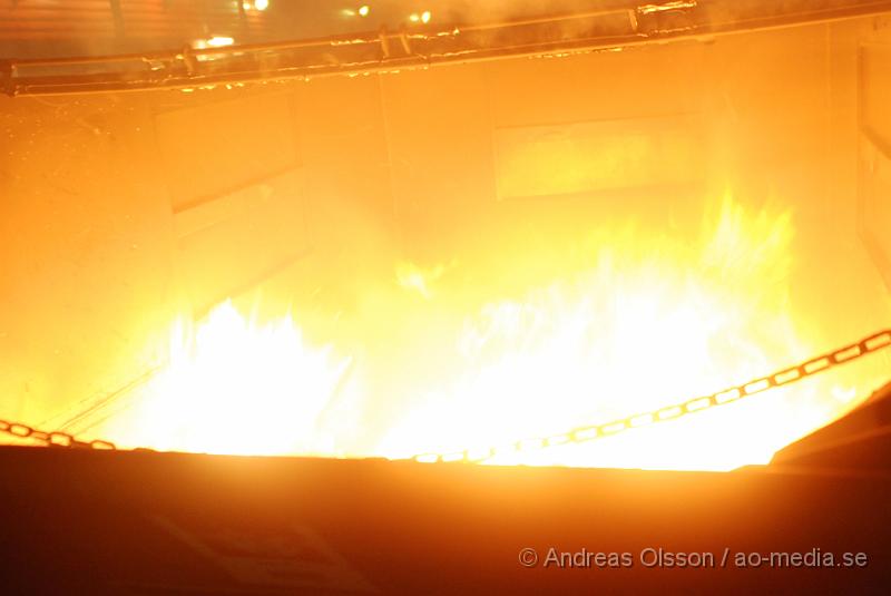 DSC_2543.JPG - 22,38 larmades klippans räddningstjänst till ännu en containerbrand på kort tid, denna gången intill Ica Kvantum på Ladugårdsvägen i Klippan. Branden släcktes snabbt ner.