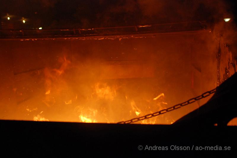 DSC_2544.JPG - 22,38 larmades klippans räddningstjänst till ännu en containerbrand på kort tid, denna gången intill Ica Kvantum på Ladugårdsvägen i Klippan. Branden släcktes snabbt ner.