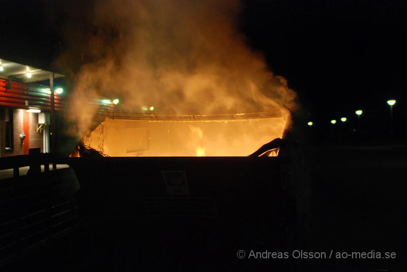 DSC_2545.JPG - 22,38 larmades klippans räddningstjänst till ännu en containerbrand på kort tid, denna gången intill Ica Kvantum på Ladugårdsvägen i Klippan. Branden släcktes snabbt ner.