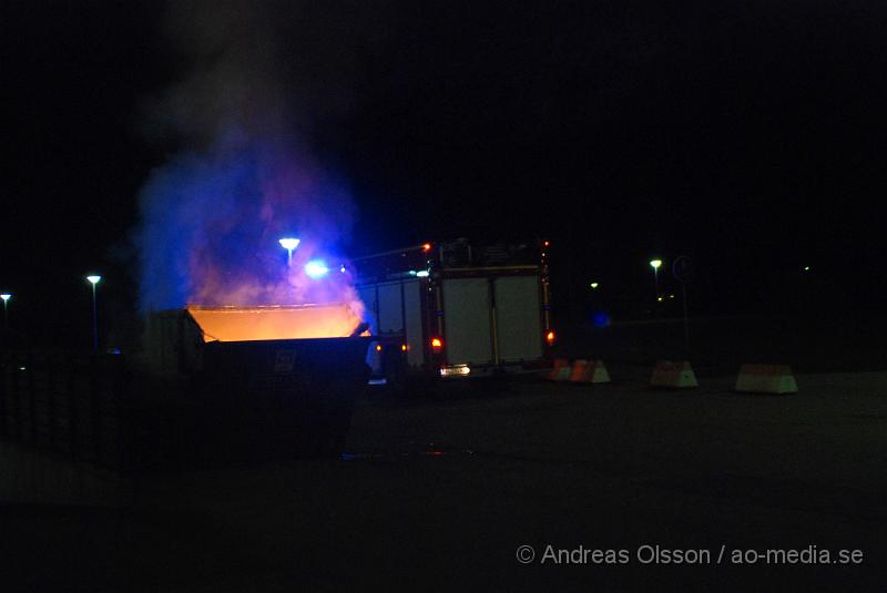 DSC_2547.JPG - 22,38 larmades klippans räddningstjänst till ännu en containerbrand på kort tid, denna gången intill Ica Kvantum på Ladugårdsvägen i Klippan. Branden släcktes snabbt ner.