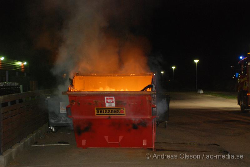 DSC_2550.JPG - 22,38 larmades klippans räddningstjänst till ännu en containerbrand på kort tid, denna gången intill Ica Kvantum på Ladugårdsvägen i Klippan. Branden släcktes snabbt ner.