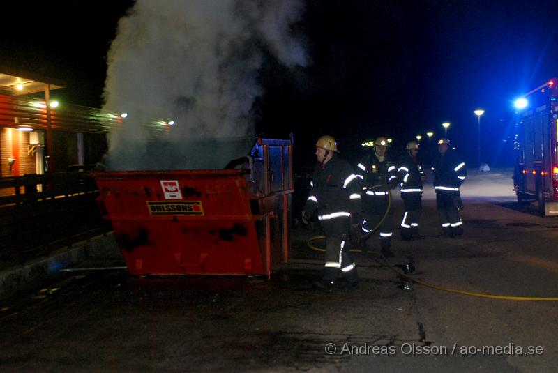 DSC_2558.JPG - 22,38 larmades klippans räddningstjänst till ännu en containerbrand på kort tid, denna gången intill Ica Kvantum på Ladugårdsvägen i Klippan. Branden släcktes snabbt ner.