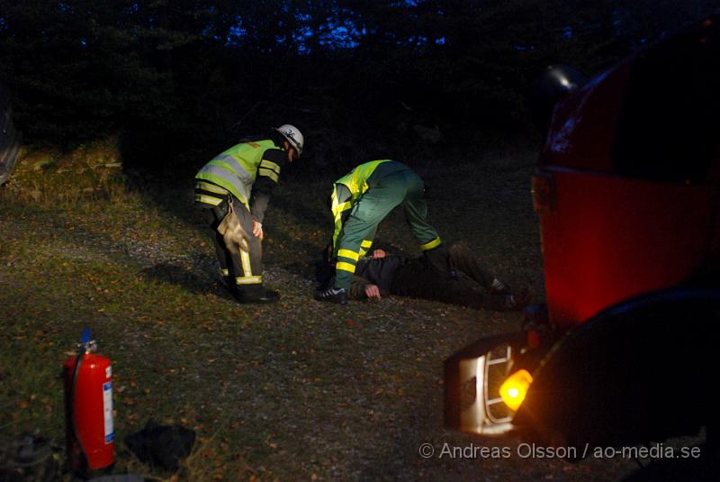 DSC_2525.JPG - Vid 19 tiden larmades  räddningstjänsten till en singelolycka utanför Riseberga.  När dem kom till platsen stod bilen halft på sidan i en sluttning. Personen i bilen var väldigt berusad och nedkyld. Ingen vet hur länge bilen hade stått där. I bilen så fann dem öl och det även en hund. personskador är okänt