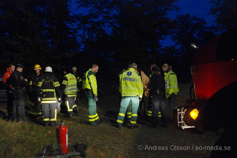 DSC_2533.JPG - Vid 19 tiden larmades  räddningstjänsten till en singelolycka utanför Riseberga.  När dem kom till platsen stod bilen halft på sidan i en sluttning. Personen i bilen var väldigt berusad och nedkyld. Ingen vet hur länge bilen hade stått där. I bilen så fann dem öl och det även en hund. personskador är okänt