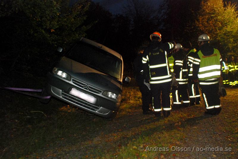 DSC_2535.JPG - Vid 19 tiden larmades  räddningstjänsten till en singelolycka utanför Riseberga.  När dem kom till platsen stod bilen halft på sidan i en sluttning. Personen i bilen var väldigt berusad och nedkyld. Ingen vet hur länge bilen hade stått där. I bilen så fann dem öl och det även en hund. personskador är okänt