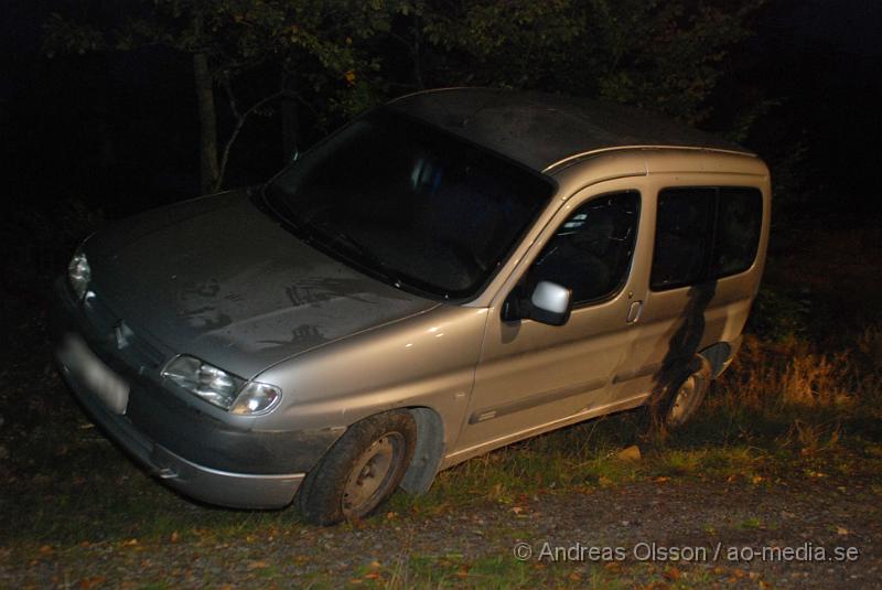 DSC_2538.JPG - Vid 19 tiden larmades  räddningstjänsten till en singelolycka utanför Riseberga.  När dem kom till platsen stod bilen halft på sidan i en sluttning. Personen i bilen var väldigt berusad och nedkyld. Ingen vet hur länge bilen hade stått där. I bilen så fann dem öl och det även en hund. personskador är okänt