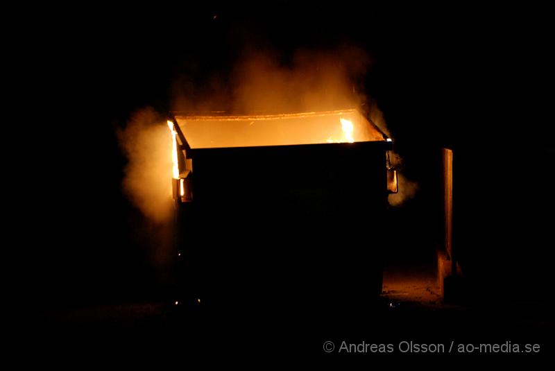 DSC_2562.JPG - Vid 22:40 tiden larmades  Klippans räddningstjänsten till ytterligare en containerbrand på endast på 3 dagar så har tre container brunnit.branden kunde släckas snabbt.