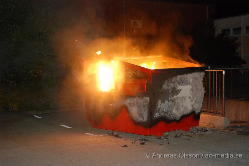 DSC_2564.JPG - Vid 22:40 tiden larmades  Klippans räddningstjänsten till ytterligare en containerbrand på endast på 3 dagar så har tre container brunnit.branden kunde släckas snabbt.