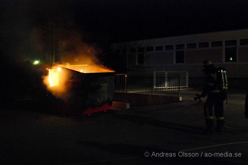 DSC_2569.JPG - Vid 22:40 tiden larmades  Klippans räddningstjänsten till ytterligare en containerbrand på endast på 3 dagar så har tre container brunnit.branden kunde släckas snabbt.