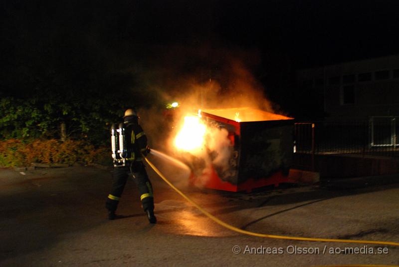 DSC_2570.JPG - Vid 22:40 tiden larmades  Klippans räddningstjänsten till ytterligare en containerbrand på endast på 3 dagar så har tre container brunnit.branden kunde släckas snabbt.