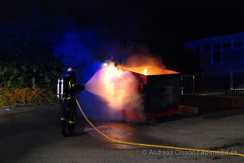 DSC_2571.JPG - Vid 22:40 tiden larmades  Klippans räddningstjänsten till ytterligare en containerbrand på endast på 3 dagar så har tre container brunnit.branden kunde släckas snabbt.