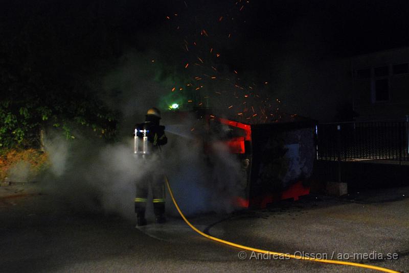 DSC_2575.JPG - Vid 22:40 tiden larmades  Klippans räddningstjänsten till ytterligare en containerbrand på endast på 3 dagar så har tre container brunnit.branden kunde släckas snabbt.