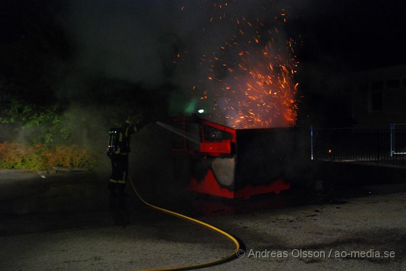 DSC_2576.JPG - Vid 22:40 tiden larmades  Klippans räddningstjänsten till ytterligare en containerbrand på endast på 3 dagar så har tre container brunnit.branden kunde släckas snabbt.