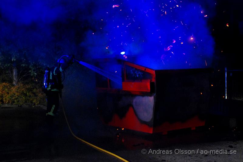 DSC_2577.JPG - Vid 22:40 tiden larmades  Klippans räddningstjänsten till ytterligare en containerbrand på endast på 3 dagar så har tre container brunnit.branden kunde släckas snabbt.