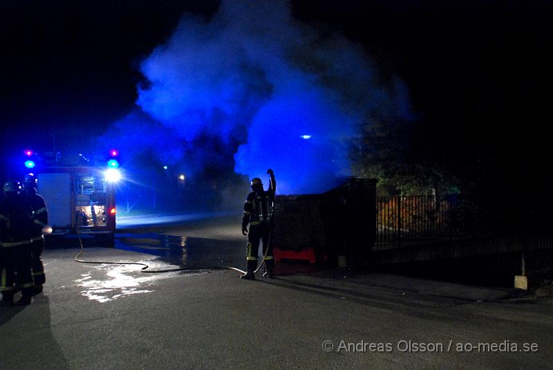 DSC_2579.JPG - Vid 22:40 tiden larmades  Klippans räddningstjänsten till ytterligare en containerbrand på endast på 3 dagar så har tre container brunnit.branden kunde släckas snabbt.