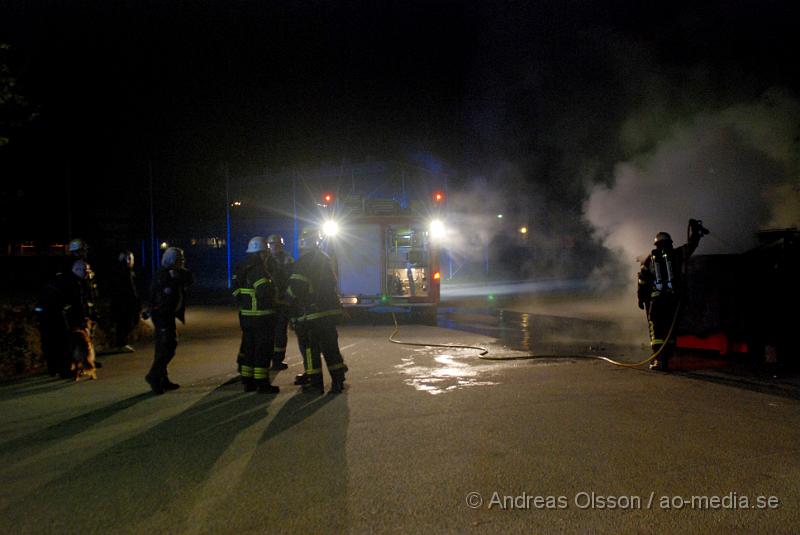 DSC_2581.JPG - Vid 22:40 tiden larmades  Klippans räddningstjänsten till ytterligare en containerbrand på endast på 3 dagar så har tre container brunnit.branden kunde släckas snabbt.