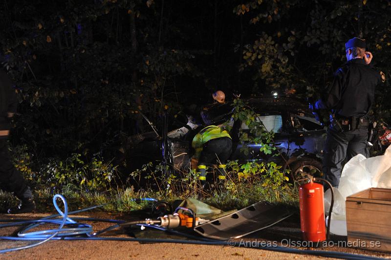 _DSC0312.JPG - Vid 23 tiden larmades  räddningstjänsten till en singelolycka i Bonarp utanför Ljungbyhed. Föraren som färdats i bilen hade åkt av vägen och ner i ett dike och krockat med ett träd. När ambulans och räddningstjänsten var på plats så satt föraren kvar i bilen. Räddningsarbetet gick fort och föraren fördes iväg med ambulans med okända skador.