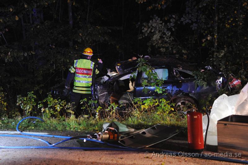 _DSC0314.JPG - Vid 23 tiden larmades  räddningstjänsten till en singelolycka i Bonarp utanför Ljungbyhed. Föraren som färdats i bilen hade åkt av vägen och ner i ett dike och krockat med ett träd. När ambulans och räddningstjänsten var på plats så satt föraren kvar i bilen. Räddningsarbetet gick fort och föraren fördes iväg med ambulans med okända skador.