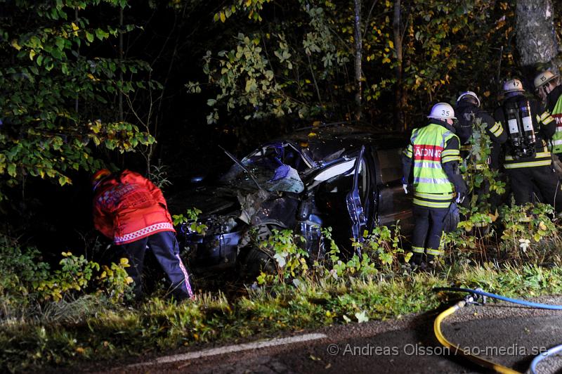 _DSC0321.JPG - Vid 23 tiden larmades  räddningstjänsten till en singelolycka i Bonarp utanför Ljungbyhed. Föraren som färdats i bilen hade åkt av vägen och ner i ett dike och krockat med ett träd. När ambulans och räddningstjänsten var på plats så satt föraren kvar i bilen. Räddningsarbetet gick fort och föraren fördes iväg med ambulans med okända skador.