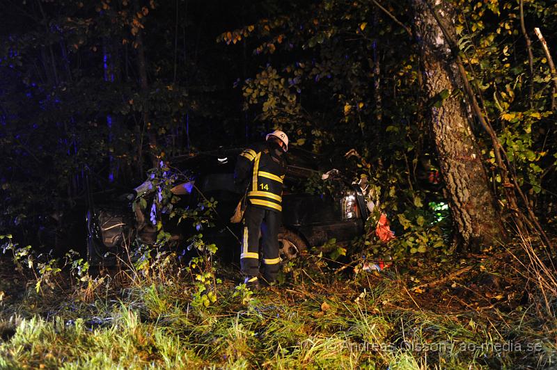 _DSC0329.JPG - Vid 23 tiden larmades  räddningstjänsten till en singelolycka i Bonarp utanför Ljungbyhed. Föraren som färdats i bilen hade åkt av vägen och ner i ett dike och krockat med ett träd. När ambulans och räddningstjänsten var på plats så satt föraren kvar i bilen. Räddningsarbetet gick fort och föraren fördes iväg med ambulans med okända skador.