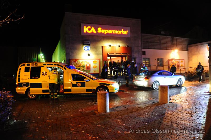 _DSC1895.JPG - Vid 17,35 larmades Räddningstjänsten i klippan till en trafikolycka bakom Ica Supermarket där en personbil kört in i en pelare. Det är oklart om någon har blivit skadad.