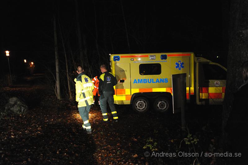 _DSC2487.JPG - Vid 21 tiden larmades räddningstjänsten till Gångvad utanför källna där en ambulans kört fast påväg till ett larm. Räddningstjänsten konstarerade på plats att dem inte hade möjligheter att hjälpa ambulansen så en bärgare beställdes. Bärgaren körde ner för den lilla vägen och drog loss ambulansen men fastnade då själv i den leriga och våta marken som då fick ringa efter en annan bärgare som fick dra ut bärgaren och ambulansen till asfaltsvägen. Enligt ambulansens kart system var det en farbar väg dem först svängde in på men den har inte varit farbar på säkert flera år. När ambulanspersonalen bara någon meter in på vägen såg detta var "olyckan" redan ett faktum. Då ambulansen var framhjulsdriven.